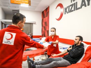 Kızılay'ın Kan Bağışına En Çok Gençler Destek Veriyor