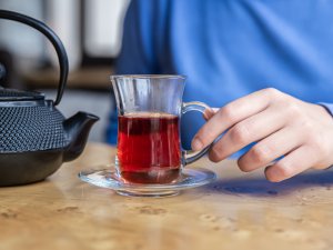 Çayınızı Ne Kadar Sıcak İçiyorsunuz? Yemek Borusu Sağlığına Dikkat