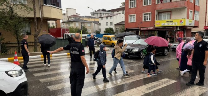 Pendik Belediyesi Zabıta Ekipleri Okul Önlerinde Trafik Güvenliğini Sağlıyor