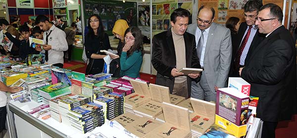 Mesai Arkadaşlarına Kitap Hediye Etti