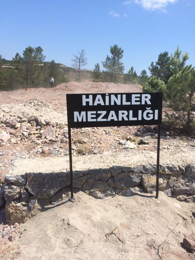 Vatan Hainleri Mezarlığına Gömüldü