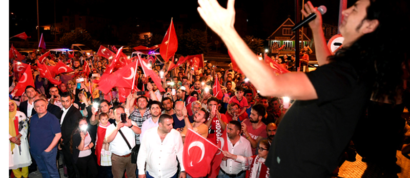 Sanatçılar da Tuzla'da Demokrasi Nöbetine Katıldı