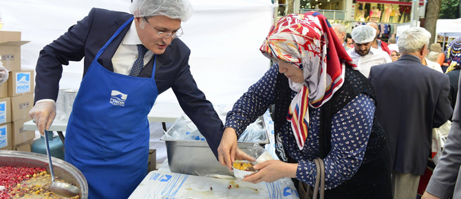 Sıcak sıcak pişirildi, binlerce kişiye ikram edildi