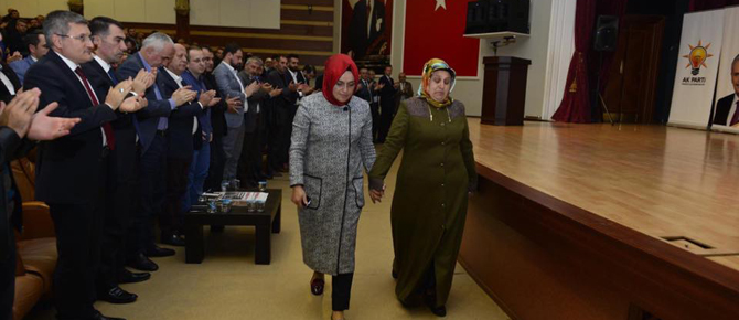 Şehit eşleri kürsüye çıkarken bütün salon ayakta alkışladı!