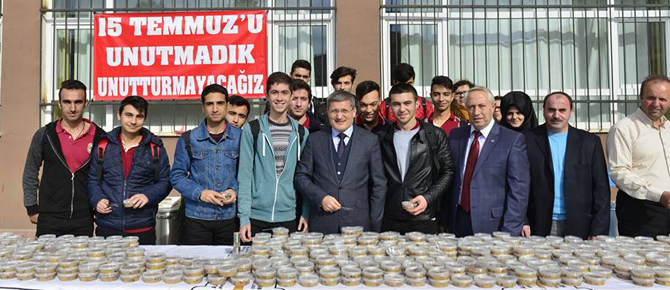 Kenan Şahin gençleri kitap okumaya özendiriyor