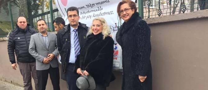 Okul duvarına asılan yardım malzemelerini dileyen ihtiyaç sahibi alacak!
