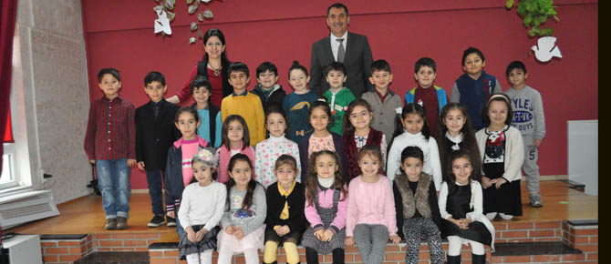 Başarılı öğrencilerin karneleri müdürden!