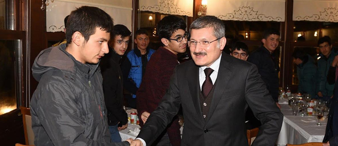 Karslı öğrencilere Pendik Belediyesinden karne hediyesi