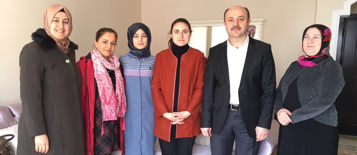 Yanındayız! Başörtüsü yüzünden saldırıya uğrayan Dilara'ya geçmiş olsun