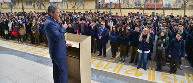 Gençler kitap okusun diye çırpınıyor!