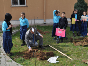 Müdür kendi elleriyle fidan dikti