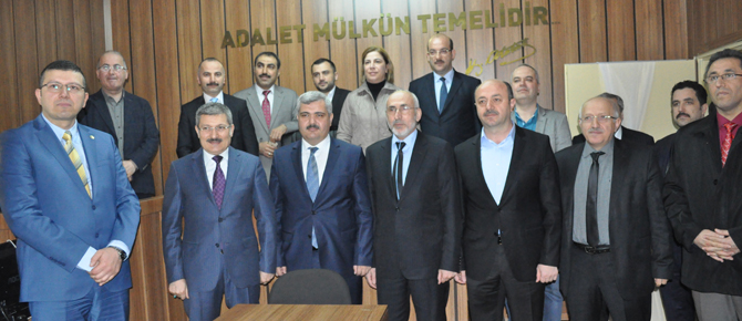 Bu okulda duruşma salonu var!