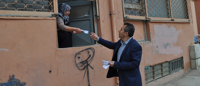 Pendik'in en büyük mahallesine ev ev seçmen bilgi kağıtlarını dağıtıyor