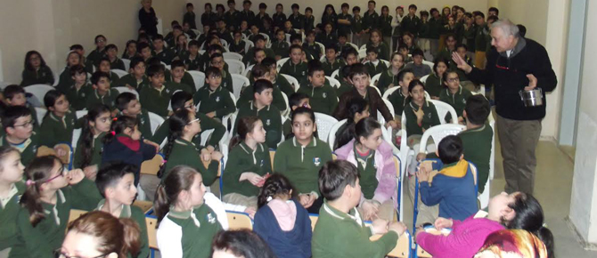 Profesör ilkokul öğrencilerine ders verdi!