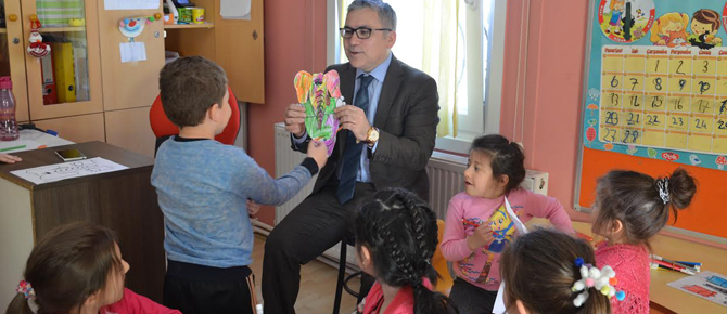Kaymakam öğrencilerle oyun oynadı!