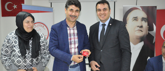 Çocuğunuzun beşiği burada, atanızın mezarı oradadır
