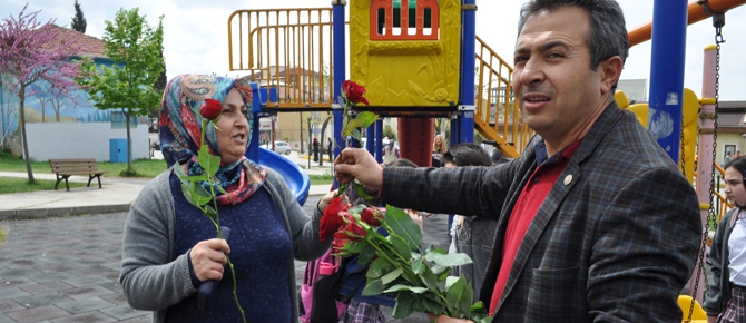 Muhtar'dan vatandaşa Kutlu Doğum Gül'ü