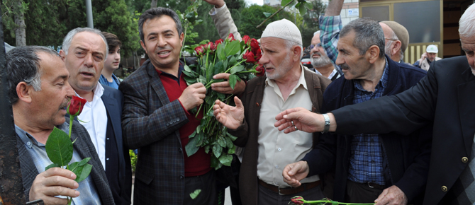 Muhtar'dan vatandaşa Kutlu Doğum Gül'ü