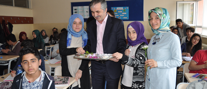 Müdür, sınıf sınıf gezerek gül ve lokum dağıttı