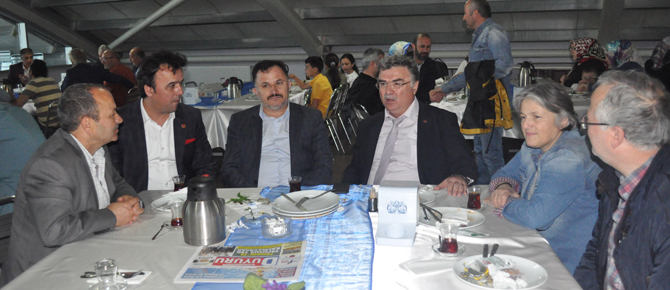 Pendik'te mahallenin komşuları kahvaltıda buluştu!