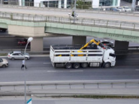 Kartal'da İş Makinesi Taşıyan Kamyon Köprüye Takılınca Trafik Felç Oldu