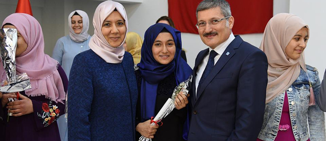 Şahin'in diploma verdiği kız bakın kim çıktı!