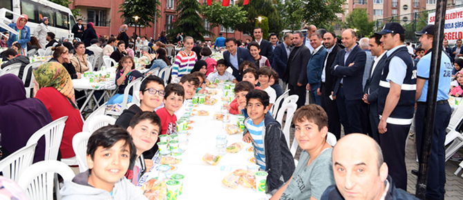 Binlerce kişi yılın ilk sokak iftarında buluştu