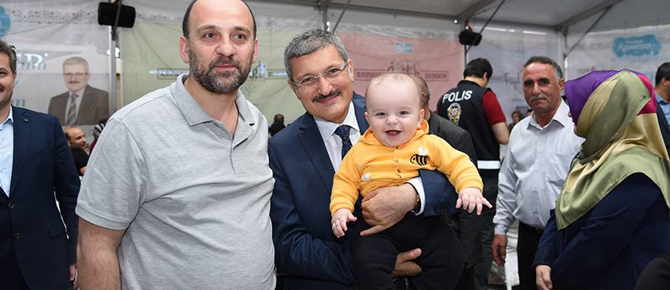 Vatandaş Şahin'i bağrına bastı!