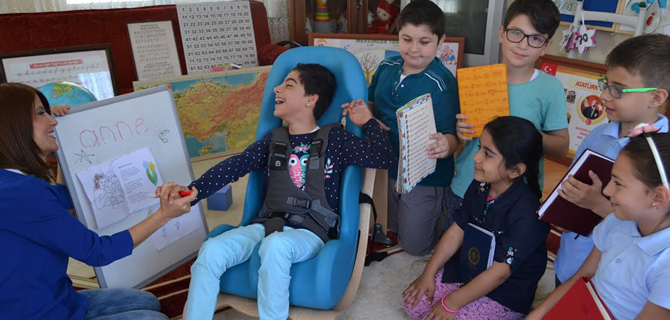 Zeynep'in Karnesini evinde ilçe protokolü verdi