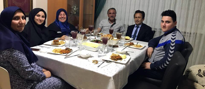 İftarda Gaziler'in misafiri oldu!
