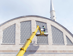 Tuzla Belediyesi, İbadethanelerin Camlarını da Temizliyor