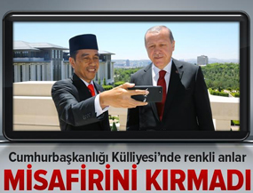 Erdoğan ve Widodo, Külliye'nin balkonunda özçekim yaptı.