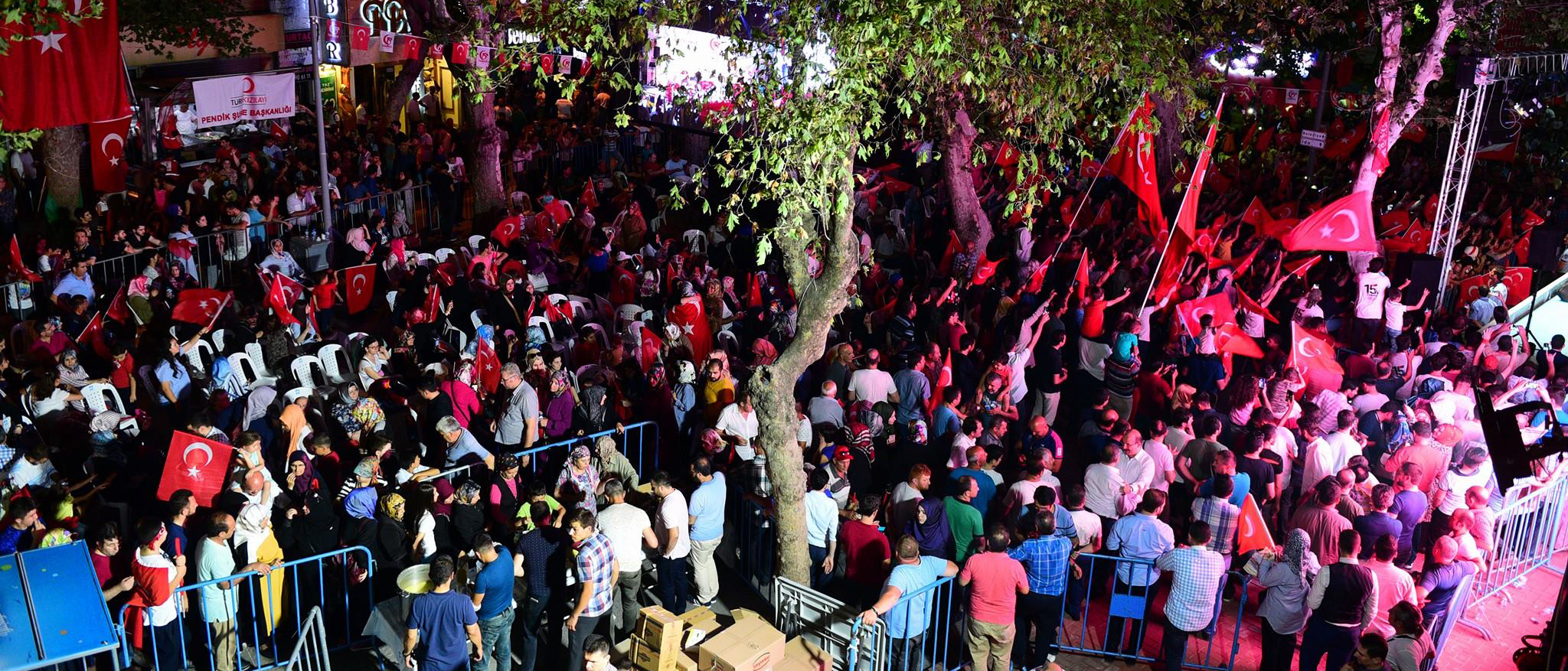 Gazipaşa Meydanı 4 gecedir dolup taşıyor