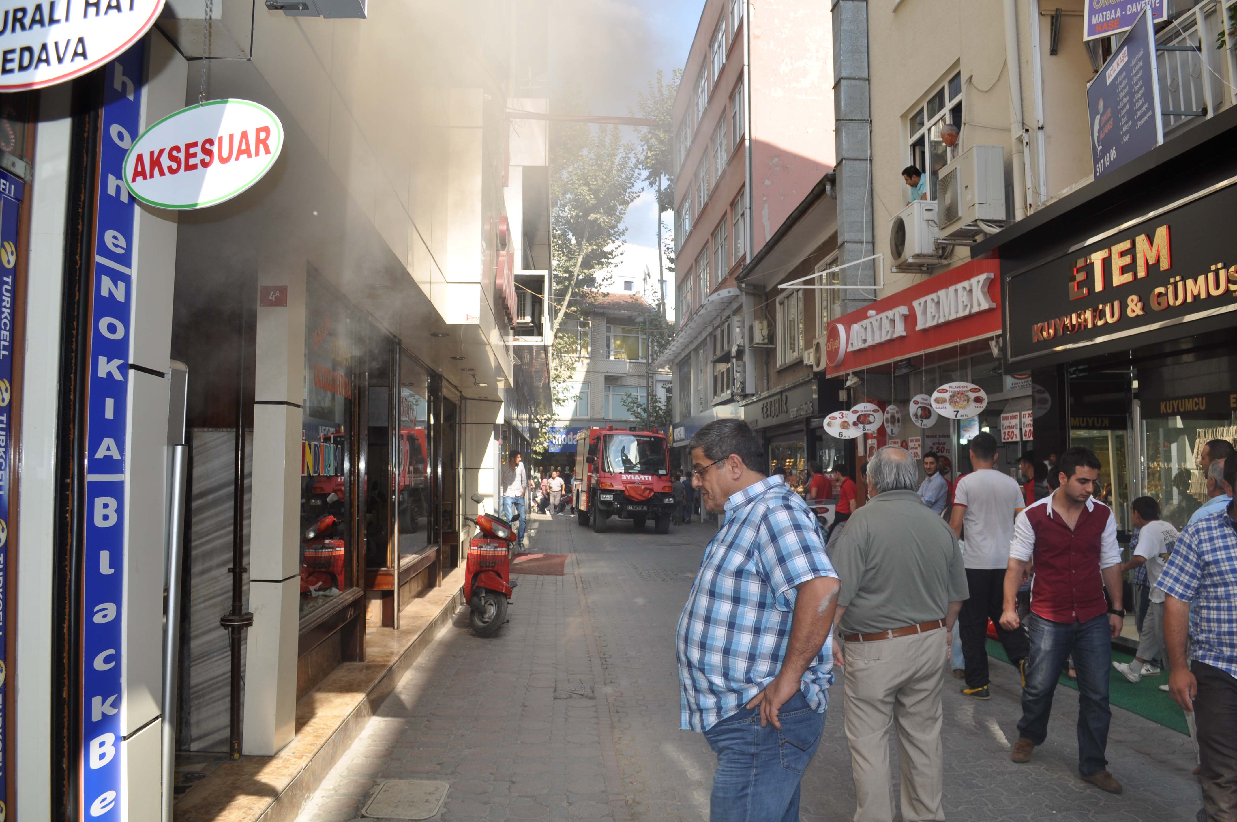 Pendik'te korkutan işyeri yangını!