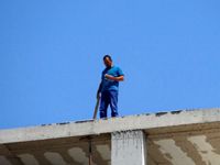 Pendik'te alacağını tahsil edemeyen adam inşaatın çatısında intihara teşebbüs etti