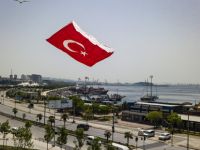 19 Mayıs'ı, dev Türk bayrağı desenli uçurtmayı uçurarak kutladılar