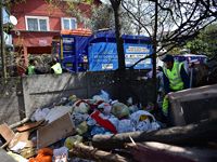 16 Ton Çöpü Bahçesine Biriktiren Vatandaş, Çöplerinin Alınmasını Gözleri Dolarak İzledi