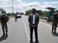 Türk askerleriyle fotoğraf çektirmek için sınırı geçti!