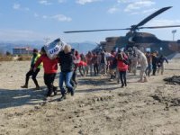 Kızılay, TSK’nin Tahsis Ettiği Helikopterlerle Köylere Yardım Ulaştırıyor