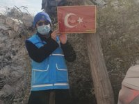 Pendikli İmam'ın enkazda bulduğu Türk Bayrağına saygısı