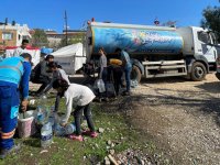 Her Gün Temiz Su Götürdükleri Depremzede Aile Belediye Personeline Yemek İkram Etti