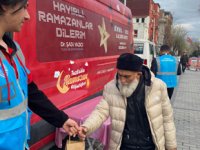 Tuzla Belediyesi İftar Saatinde Yollarda Olanlara İftariyelik Dağıttı