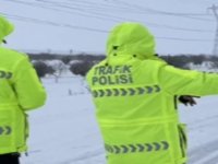 Karlı havada trafikte makas atan sürücülerden Polis makas aldı!