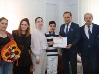 Milli Eğitim Müdürü Karnesini evinde verdi
