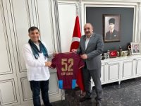 Trabzon ve Çaykaralılar Derneğinden Kartal kaymakamına anlamlı ziyaret