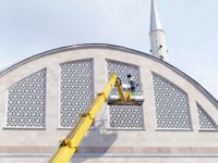 Tuzla Belediyesi, İbadethanelerin Camlarını da Temizliyor