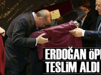 Cumhurbaşkanı Erdoğan öperek teslim aldı!